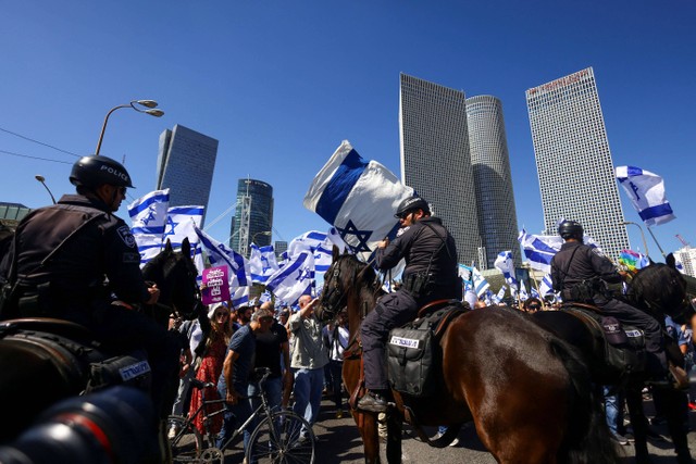 Warga Israel berdemonstrasi saat "Hari Perlawanan", ketika pemerintah koalisi nasionalis Perdana Menteri Israel Benjamin Netanyahu melanjutkan perombakan yudisial yang kontroversial, di Tel Aviv, Israel, Kamis (9/3/2023). Foto: Ronen Zvulun/Reuters