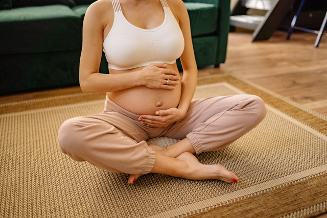 Ilustrasi seorang ibu hamil anak kembar. Foto: Pexels.com