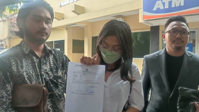 Synthia Harnum Mahesa (tengah) didampingi kuasa hukumnya saat melapor ke Polrestabes Bandung. Foto: Rachmadi Rasyad/kumparan