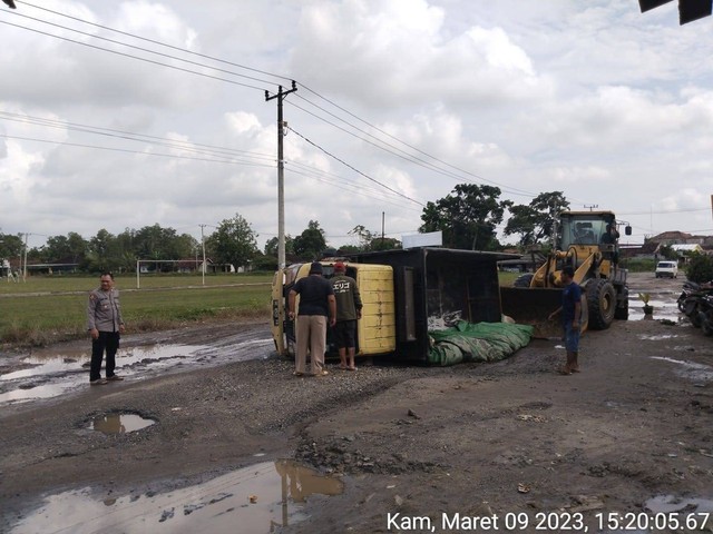 Truk terguling di Kecamatan Rumbia, Lampung Tengah. | Foto: Dok Polsek Rumbia