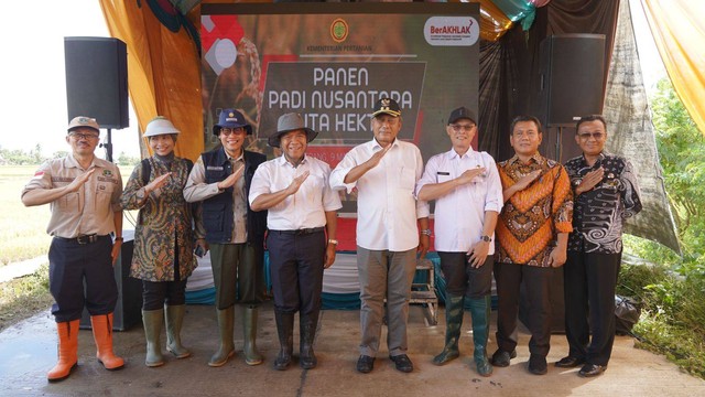 Kementerian Pertanian bersama para petani usai lakukan panen padi nusantara 1 juta hektare. Foto: istumewa