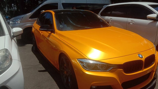 Polresta Malang Kota menyita tiga mobil milik tersangka crazy rich Dinar Wahyu Saptian Dyfrig alias Wahyu Kenzo atas kasus penipuan robot trading Auto Trade Gold (ATG), Kamis (9/3/2023). Foto: Dok. Istimewa