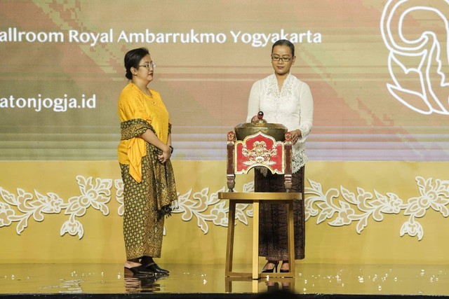 GKR Hayu (kiri) dan GKR Mangkubumi (kanan) saat membuka Simposium Internasional Budaya Jawa 2023 di Royal Ambarrukmo, Kamis (9/3). Foto: Humas Pemda DIY