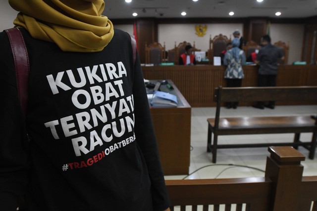 Seorang pengunjung mengenakan kaos bertulis 'Kukira Obat Ternyata Racun' dalam sidang gugatan perwakilan kelompok ('class action') gagal ginjal akut anak di Pengadilan Negeri (PN) Jakarta Pusat, Jakarta, Kamis (9/3/2023). Foto: Aditya Pradana Putra/Antara Foto