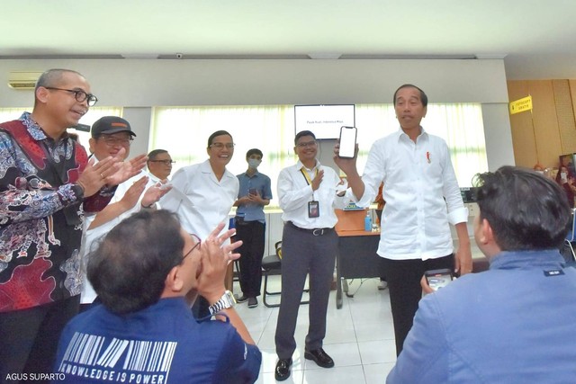 Presiden Joko Widodo melakukan inspeksi mendadak (sidak) ke Kantor Pelayanan Pajak (KPP) Pratama Kota Solo, Jawa Tengah, Kamis (9/3/2023). Foto: Agus Suparto/Presidential Palace