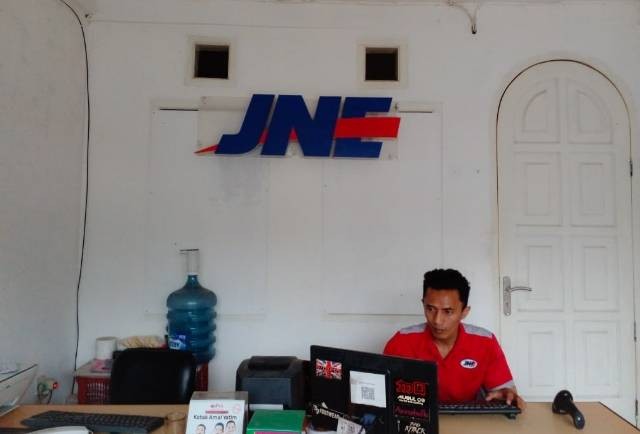 Karyawan JNE Express sedang bertugas, Foto: Hilda. P