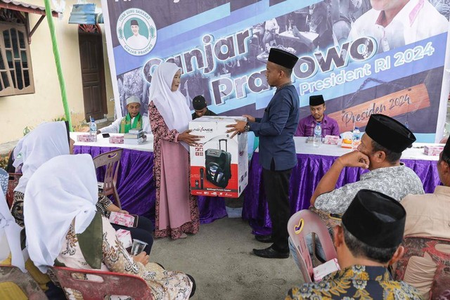 Pemberian bantuan dari TGS Ganjar Sumut untuk Majelis Taklim Nurul Umi. Foto: Dok. Istimewa