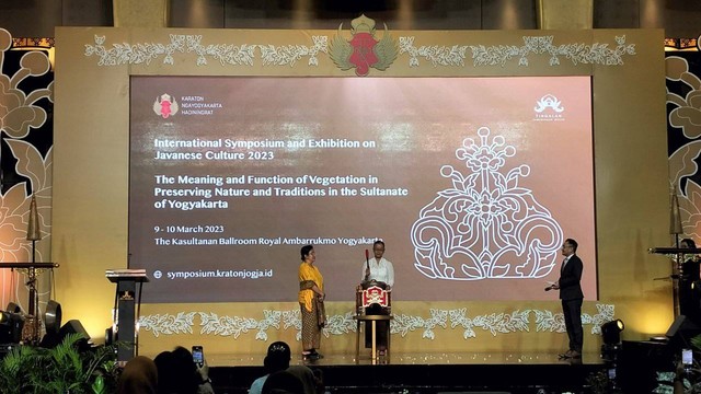 Pembukaan Symposium on Javanese Culture 2023 oleh GKR Mangkubumi dan GKR Hayu, Kamis (9/3/2023). Foto: Maria Wulan/Tugu Jogja