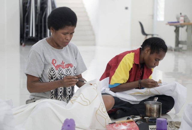 Pelatihan membatik yang digelar Komunitas Papua Muda Inspiratif (PMI) di gedung Papua Youth Creative Hub (PYCH). Foto: Dok. Istimewa