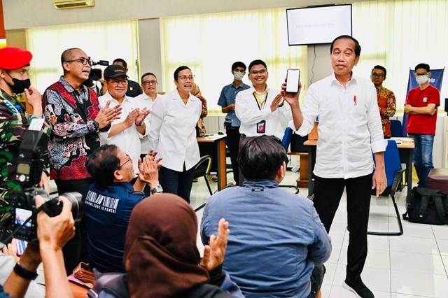Presiden Jokowi didampingi Menkeu Sri Mulyani tinjau penyampaian SPT di KPP Pratama Surakarta. Foto: Laily Rachev/Biro Pers Sekretariat Presiden
