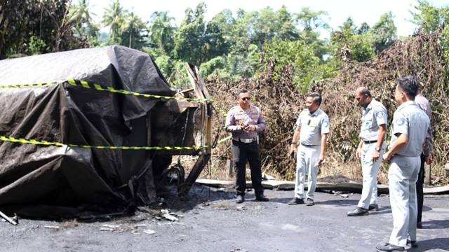 Pihak Jasa Raharja meninjau langsung di lokasi kejadian kecelakaan Mobil Tangki BBM di Jalan Trans Sulawesi, Munte Maruasey Kecamatan Tumpaan, Kabupaten Minahasa Selatan yang mengakibatkan empat orang meninggal dunia.