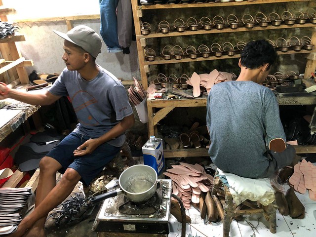 Kegiatan Produksi di Bengkel "Produsen Sepatu Babakan Bogor" (Dok. Pribadi)