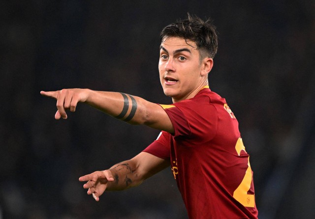 Paulo Dybala saat laga AS Roma vs Real Sociedad dalam laga leg pertama 16 besar Liga Europa 2022/23 di Stadio Olimpico, Roma, Italia, pada 10 Maret 2023. Foto: REUTERS/Alberto Lingria