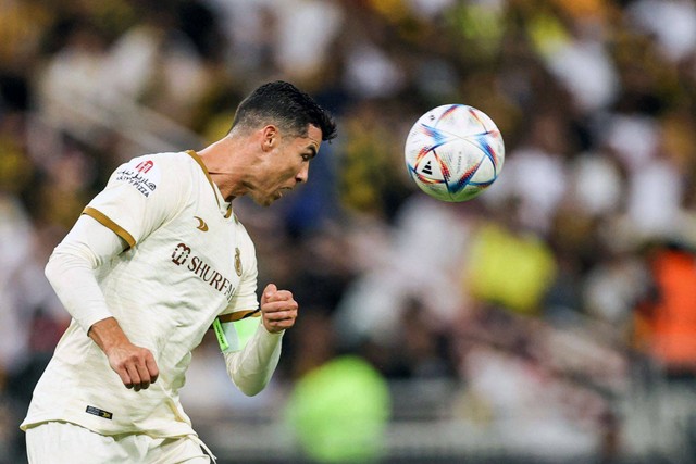 Cristiano Ronaldo beraksi selama pertandingan Al-Ittihad Al-Nassr dalam lanjutan Liga Pro Arab Saudi di Stadion King Abdullah Sport City, Jeddah, pada 9 Maret 2023. Foto: AFP