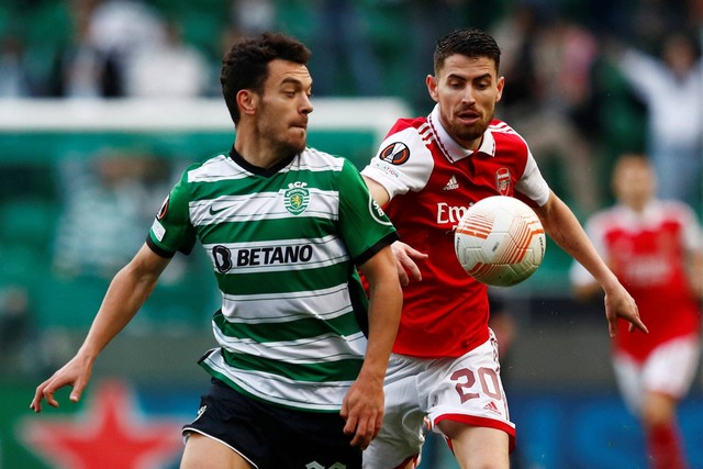 Pemain Sporting CP Pedro Goncalves berebut bola dengan pemain Arsenal Jorginho pada pertandingan leg pertama Liga Europa di Estadio Jose Alvalade, Lisbon, Portugal, Jumat (10/3/2023).  Foto: Pedro Nunes/REUTERS