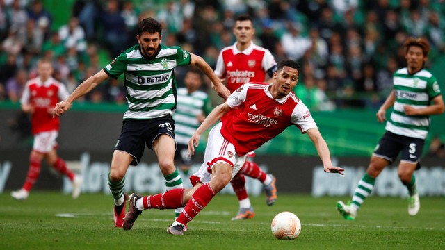 Pemain Sporting CP Paulinho berebut bola dengan pemain Arsenal William Saliba pada pertandingan leg pertama Liga Europa di Estadio Jose Alvalade, Lisbon, Portugal, Jumat (10/3/2023). Foto: Pedro Nunes/REUTERS