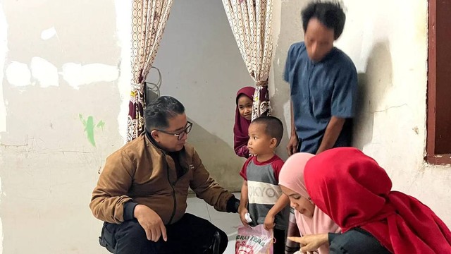 Penjabat Gubernur Sulbar Akmal Malik mendatangi keluarga berisiko stunting di Lingkungan Sese, Kabupaten Mamuju. Foto: Humas Pemprov Sulbar