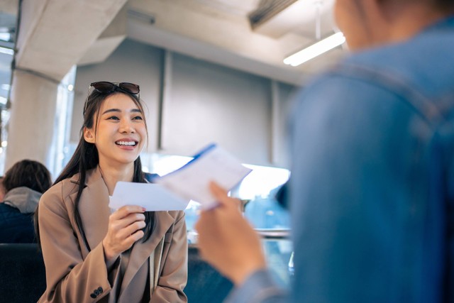 Ilustrasi perempuan traveling memegang boarding pass. Foto: Shutterstock