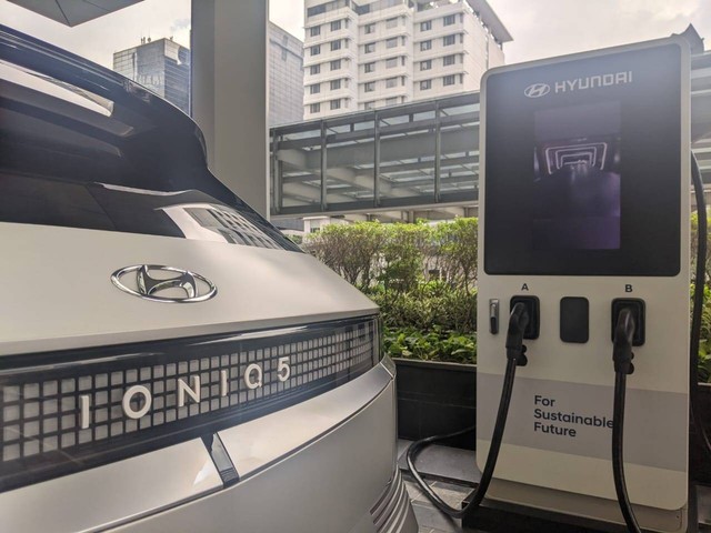 PT Hyundai Motors Indonesia (HMID) resmikan fasilitas ultra fast charging station (UFCS) di Plaza Senayan, Jakarta (9/3). Foto: Sena Pratama/kumparan