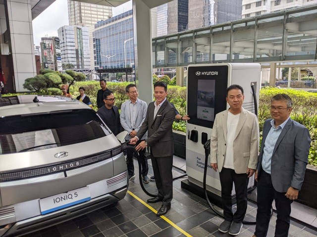PT Hyundai Motors Indonesia (HMID) resmikan fasilitas ultra fast charging station (UFCS) di Plaza Senayan, Jakarta (9/3). Foto: Sena Pratama/kumparan