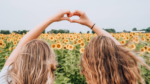 Ilustrasi Kata Bijak Teman Sejati yang Tak Akan Terganti. Foto: Unsplash/Lauren R.