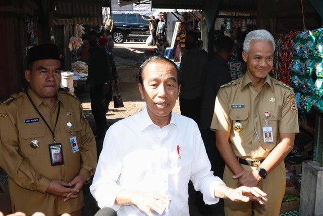 Presiden Jokowi didampingi Gubernur Jateng Ganjar Pranowo mengunjungi Pasar Menden, Kecamatan Kradenan, Kabupaten Blora.  Foto: Dok. Istimewa