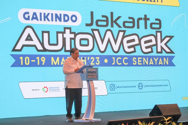 Menko Perekonomian Indonesia Airlangga Hartarto memberikan sambutan saat pembukaan Gaikindo Jakarta Auto Week di JCC Senayan, Jumat (10/3/2023). Foto: Jamal Ramadhan/kumparan
