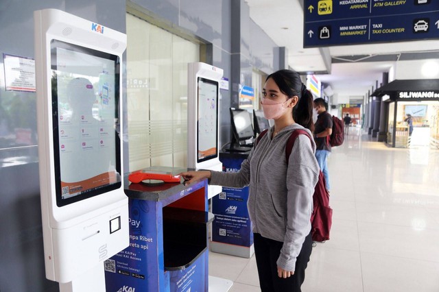 Penerapan Face Recognition Boarding Gate di Stasiun Surabaya Gubeng.