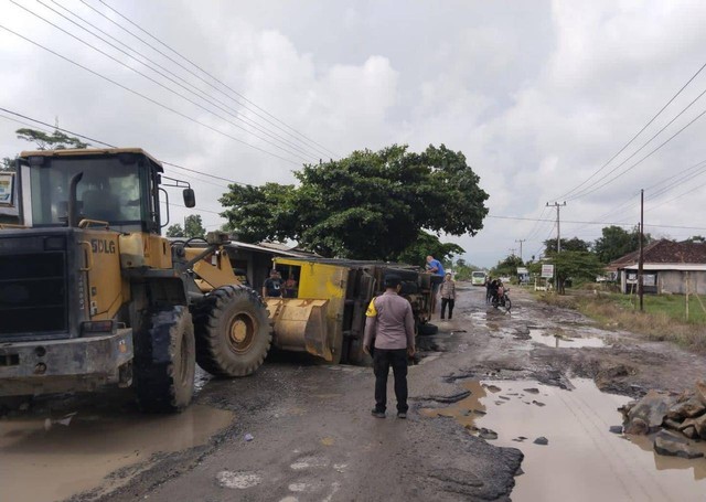 Ilustrasi truk terguling saat melintas di ruas jalan yang rusak di Lampung Tengah. Tahun ini Pemprov Lampung berjanji akan memperbaiki jalan rusak dengan menganggarkan Rp50,8 miliar. | Foto : Dok. Polsek Rumbia