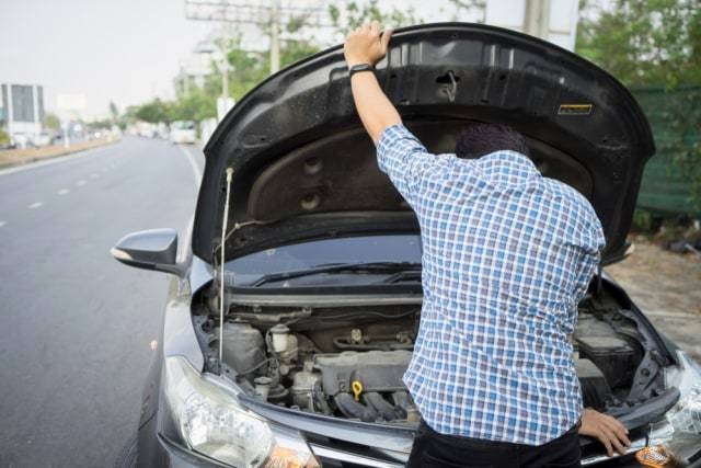 Cara mengatasi temperatur mobil naik. Foto: Shutterstock