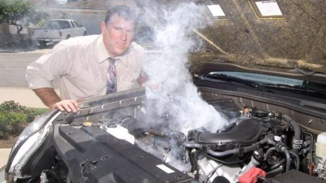Cara mengatasi temperatur mobil naik. Foto: carvillesautomart.com