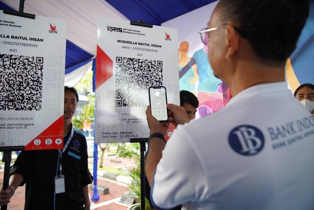 Walikota Pontianak menggunakan pembayaran online QRIS. Foto: Dok. Prokopim Pemkot Pontianak