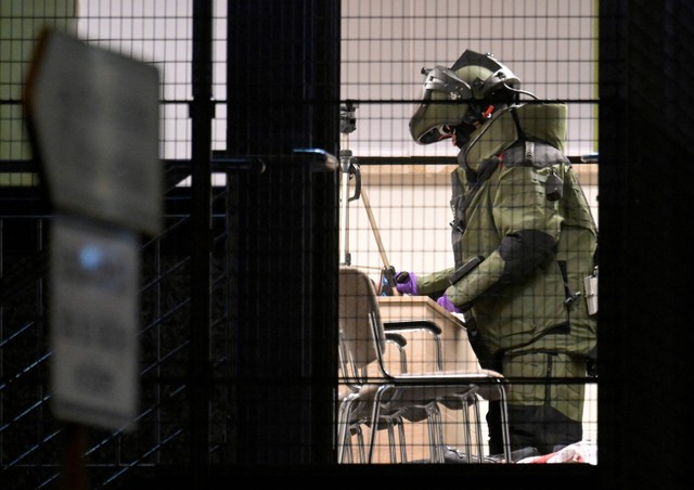 Seorang anggota tim penjinak bom bekerja di dalam gedung setelah beberapa orang tewas atau terluka parah dalam penembakan di gereja Saksi Yehuwa di kota Hamburg, Jerman utara, 10 Maret 2023. Foto: Fabian Bimmer/Reuters