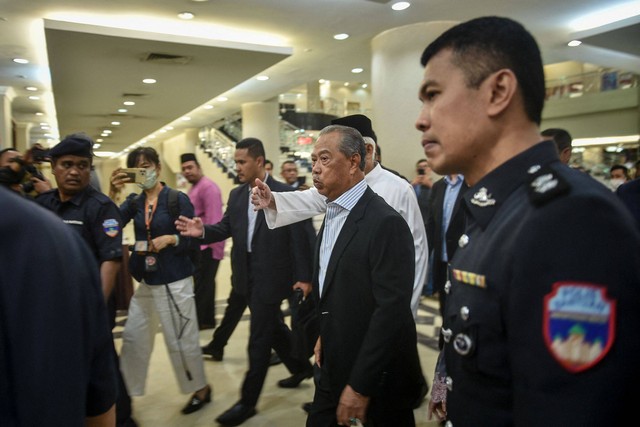 Mantan Perdana Menteri Malaysia Muhyiddin Yassin saat tiba di Kompleks Pengadilan Kuala Lumpur di Kuala Lumpur, Malaysia, Jumat (10/3/2023).  Foto: Arif Kartono/AFP