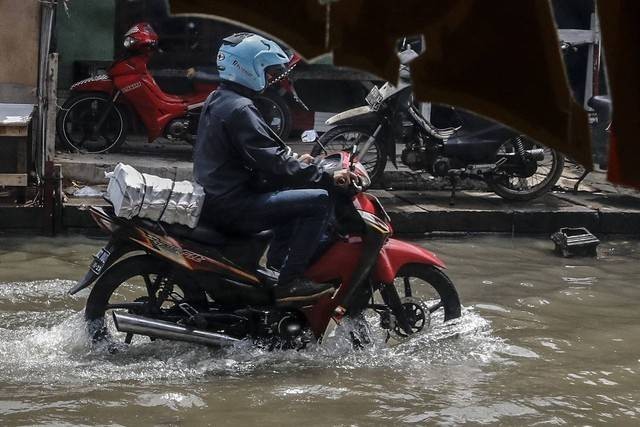 Cara mengatasi busi motor basah. Foto: Darryl Ramadhan/Antara Foto