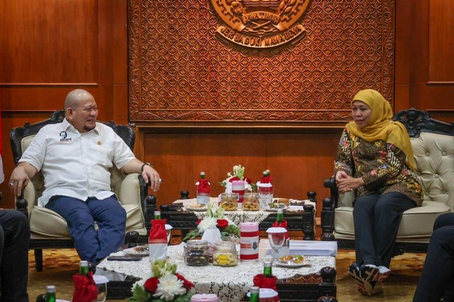 Ketua DPD RI AA LaNyalla Mahmud Mattalitti saat bertemu Gubernur Jawa Timur Khofifah Indar Parawansa di Gedung Negara Grahadi, Jumat (10/3/2023). Foto: Dok. Istimewa