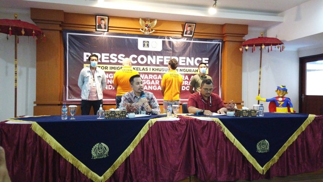 Warga negara Rusia berinisial AG (kiri) dan RK (kanan) dihadirkan petugas saat konferensi pers di Kantor Imigrasi Kelas I Khusus TPI Ngurah Rai, Badung, Bali, Jumat (10/3/2023). Foto: Denita BR Matondang/kumparan