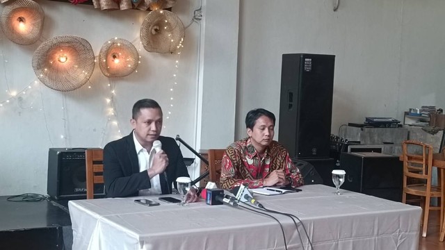 Penasihat hukum Bharada E, Ronny Talapessy dalam konferensi pers di Jakarta Selatan, Jumat (10/3/2023). Foto: Zamachsyari/kumparan