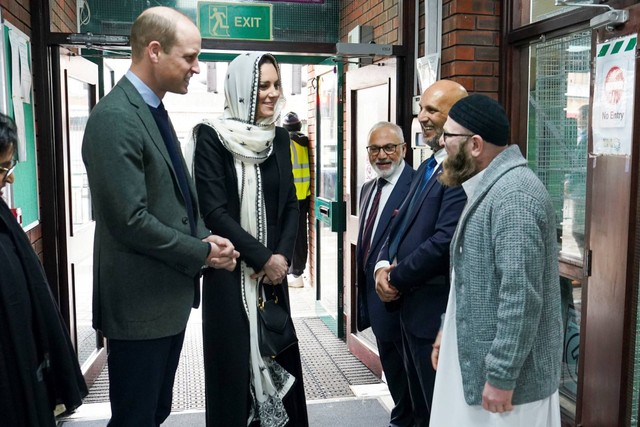 Pangeran Inggris William dan Kate Middleton saat berkunjung ke Hayes Muslim Center di London Barat, untuk bertemu dengan anggota mitra Banding Gempa Turki-Suriah Komite Darurat Bencana (DEC), Kamis (9/3/2023). Foto: Arthur Edwards/Pool Photo via AP