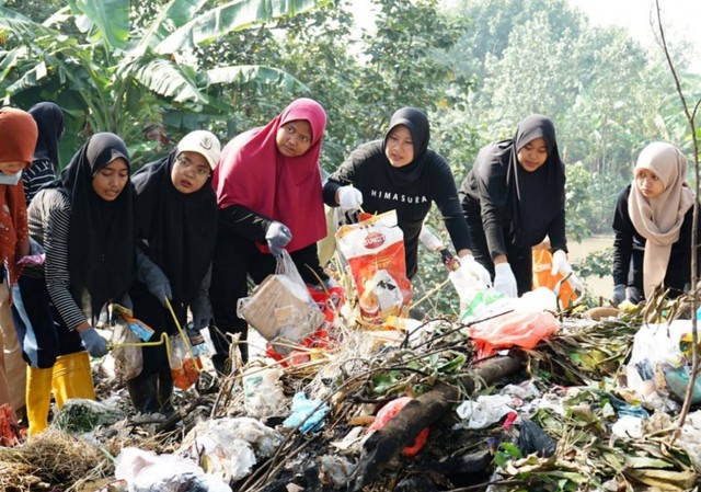 Ketika Ratusan Relawan Bersih-bersih DAS Brantas Gresik