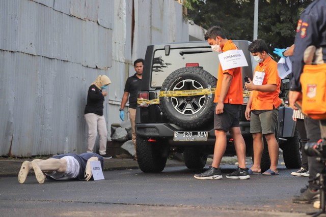 Tersangka kasus penganiayaan David Ozora, Mario Dandy Satriyo dan Shane Lukas Rotua saat menjalani rekonstruksi di kawasan Pesanggrahan, Jakarta Selatan, pada Jumat (10/3/2023). Foto: Jamal Ramadhan/kumparan