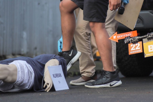 Tersangka kasus penganiayaan David Ozora, Mario Dandy Satriyo, saat menjalani rekonstruksi di kawasan Pesanggrahan, Jakarta Selatan, pada Jumat (10/3/2023). Foto: Jamal Ramadhan/kumparan