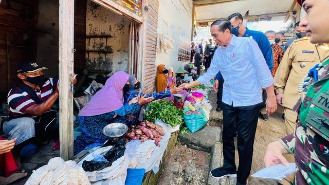 Presiden RI Joko Widodo saat kunjungi Pasar Mendenrejo, Blora, Jawa Tengah. Jumat (10/03/2023). (Foto: Dok Istimewa)