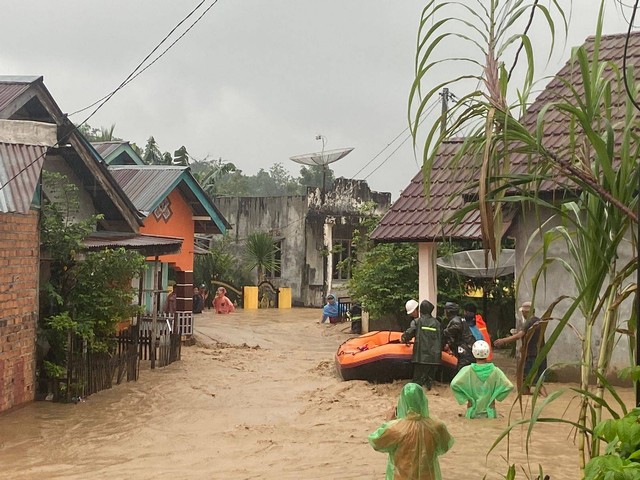 Para satgas bencana saat evakuasi warga yang terdampak banjir bandang di Lahat, Foto : BPBD Sumsel
