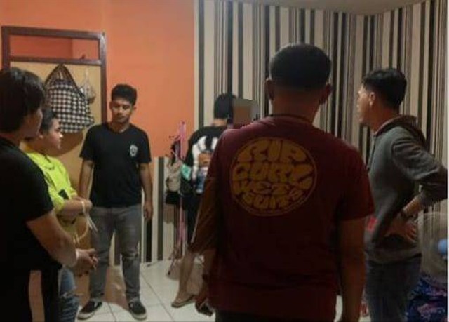 Anggota Polisi menggeledah kamar kost di wilayah lingkar tambang Kabupaten Halmahera Tengah, Maluku Utara. Foto: Istimewa