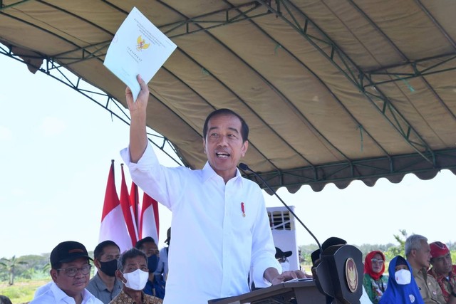 Presiden Jokowi menyerahkan sertifikat tanah kepada warga di Blora, Jawa Tengah, Jumat (10/3/2023). Foto: Biro Pers Sekretariat Presiden