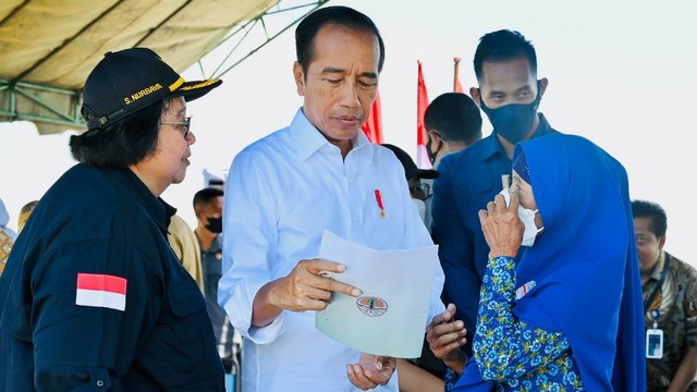 Presiden Jokowi saat serahkan Sertifikat Tanah untuk Rakyat dan Surat Keputusan Perhutanan Sosial dan Surat Keputusan Tanah Objek Reforma Agraria (TORA) di Blora. Jumat, (10/03/2023). (Foto: Dok Istimewa)