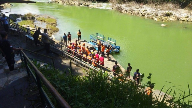 Tim SAR melakukan pencarian AR yang tenggelam di Sungai Oyo, Gunungkidul. Dok Basarnas Yogyakarta