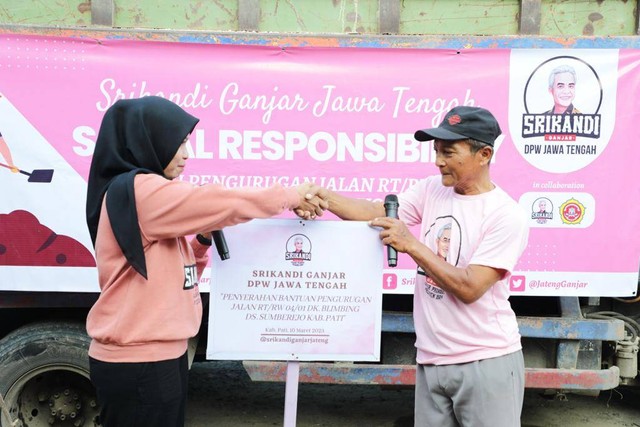 Srikandi Ganjar Jawa Tengah dalam memberikan bantuan pasir uruk kepada warga Desa Sumberejo, Kecamatan Jawen, Kabupaten Pati, Jumat (10/3/2023). Foto: Dok. Istimewa