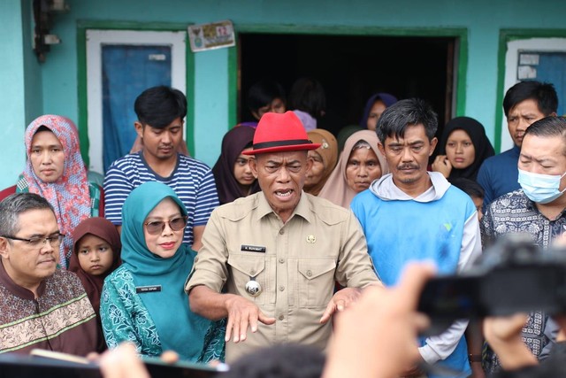 Bupati Subang Ruhimat (tengah) bertakziah ke keluarga Kurnaesih, ibu hamil yang tewas ditolak RSUD Subang. Foto: Dok. Istimewa